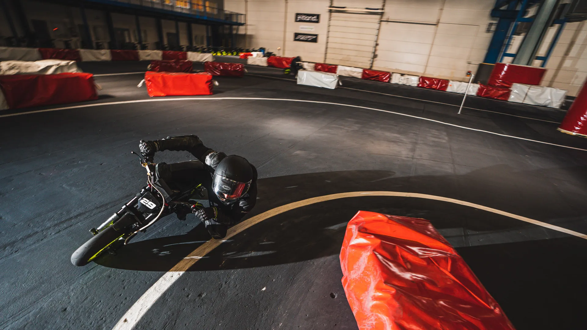 Akční záběr jezdce na pit bike v indoor aréně Pitland