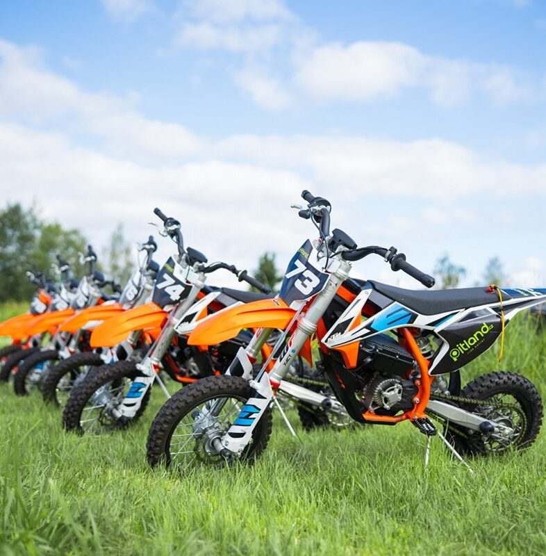 Připravené dětské elektrické motorky Pitland na trati
