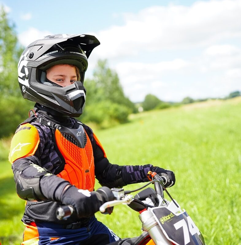 Malý jezdec připravený na dětské motorce