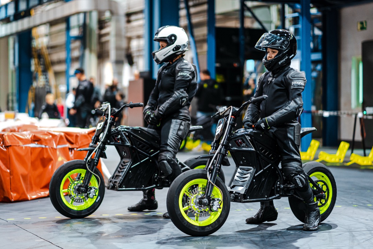 Dva jezdci v kompletní výbavě u elektrických motorek Pitland