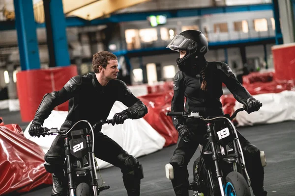 Instruktor Libor ukazuje techniku jízdy na pit bike