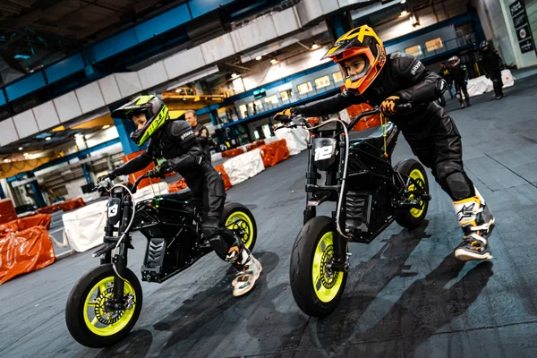 Dětský jezdec s úsměvem na motorce