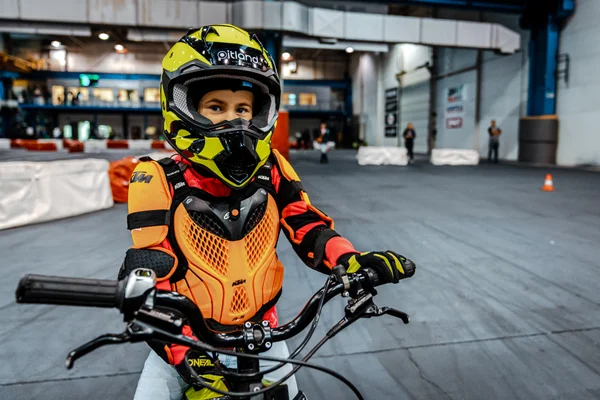 Dítě na pit bike v indoor aréně Pitland