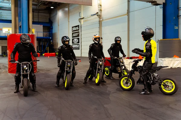 Projíždění slalomu na pit bike