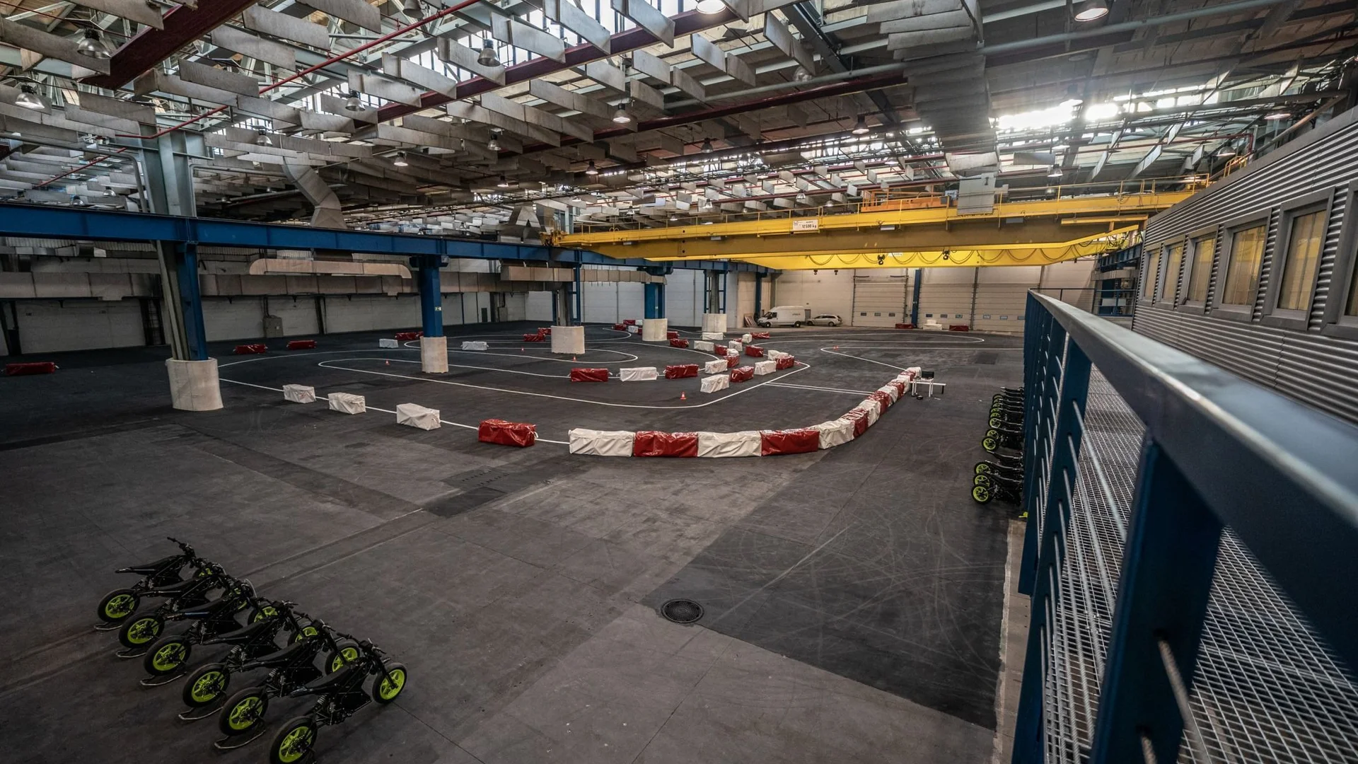 Indoor dráha Pitland — 5 000 m² haly s elektrickými ePit motorkami